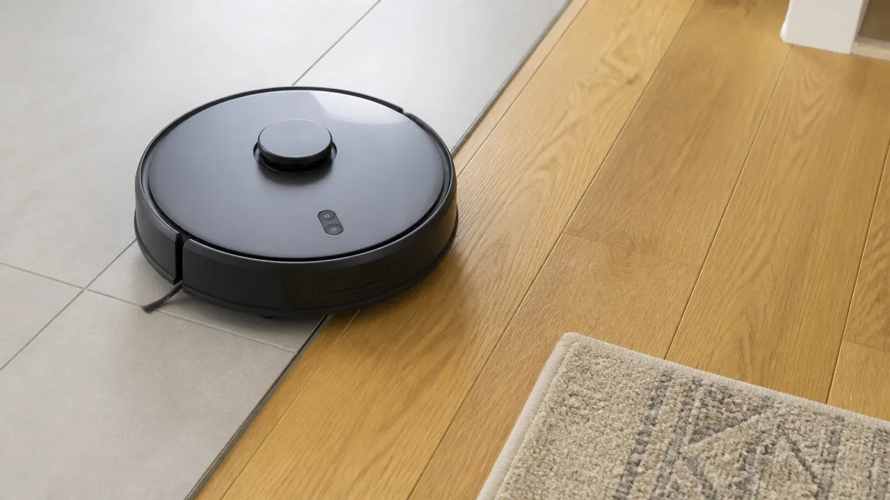 Compatibilité du robot laveur selon le type de sol Robot laveur abordant la transition entre carrelage, parquet vitrifié et tapis ras