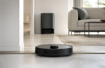 Robot aspirateur laveur devant un seuil de porte